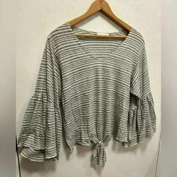 Lavender Field women’s pullover blouse soft grey bell sleeves loose fit size M - Picture 2 of 9